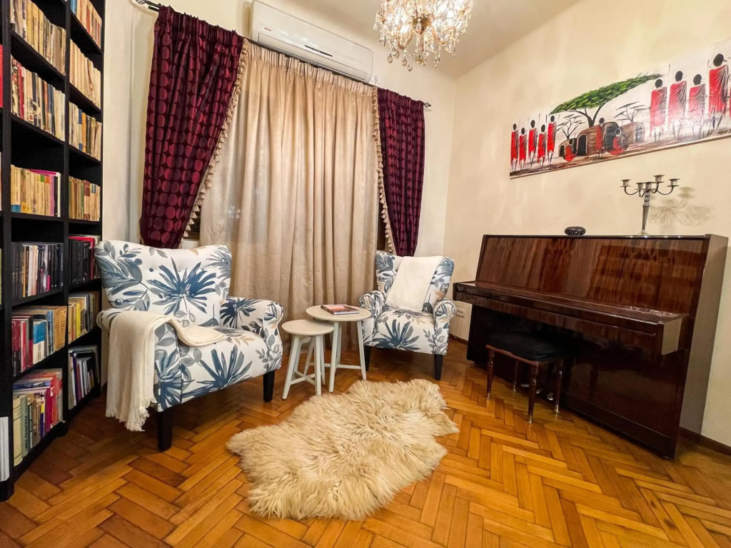 Central apartment w/ fire place - ground floor