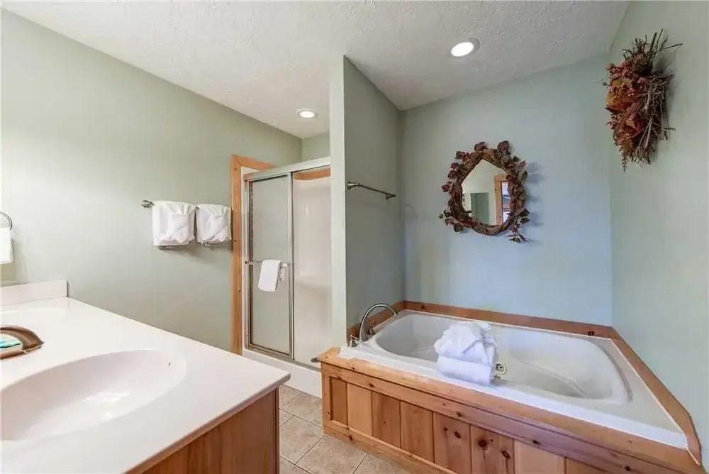 Majestic Point Lodge 5 Bedroom Mountain View Home with Hot Tub