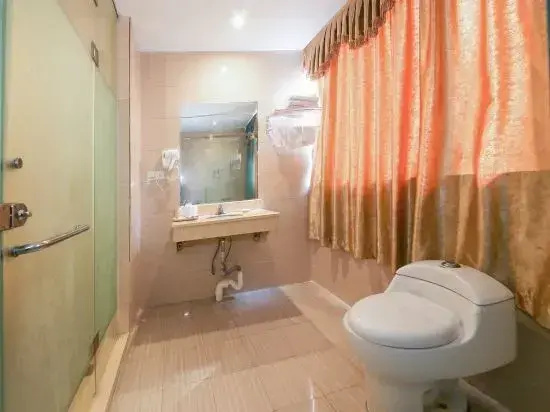 Guangzhou Jiayue Business Hotel (Huadu People's Hospital Huacheng Road Subway Station)