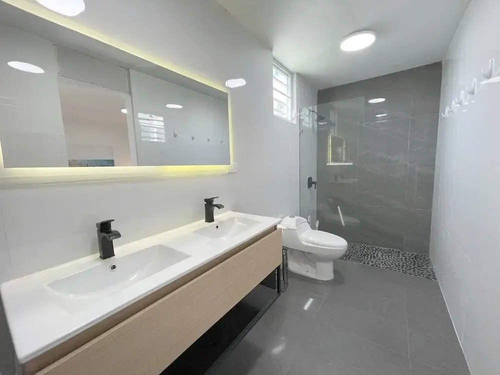 Walk to Beach or Swim in the Pool, 4 Bedrooms 4 Home by Redawning
