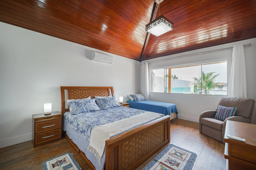 Casa Moderna com Quatro Suítes no Canal da Marina