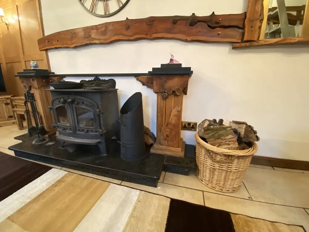 Country Cottage Sleeps 6 w Hot Tub & Dog-Friendly