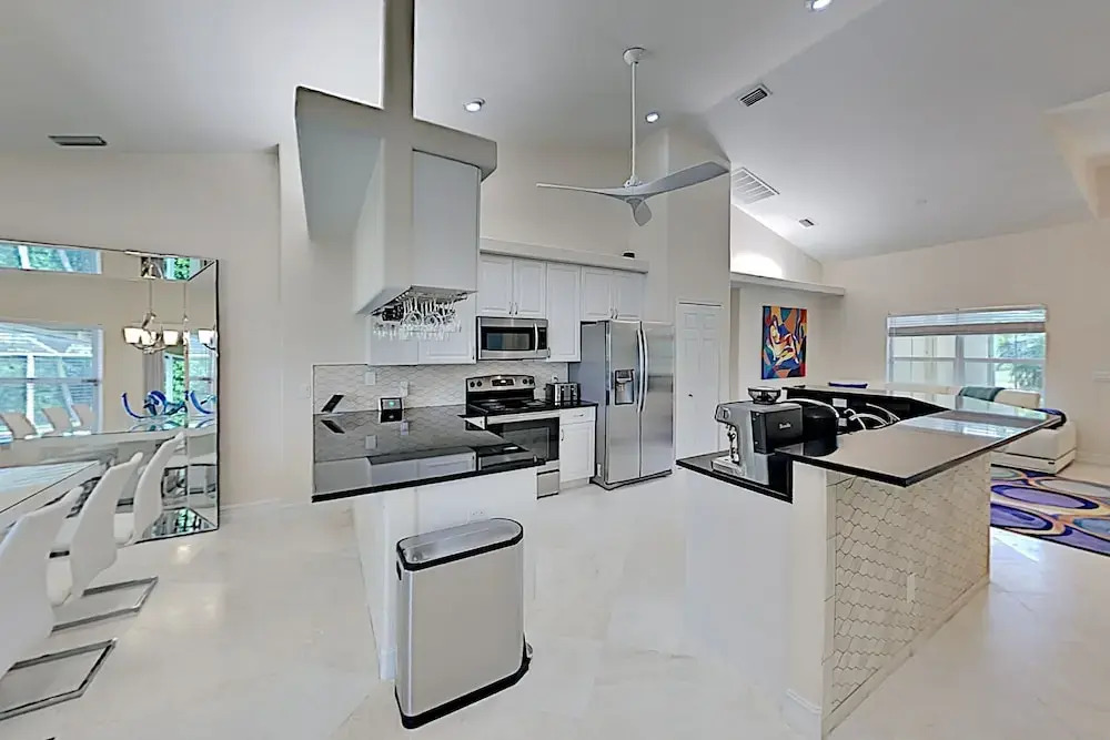 Tropical W/ Screened Lanai, Saltwater Pool 4 Bedroom Home