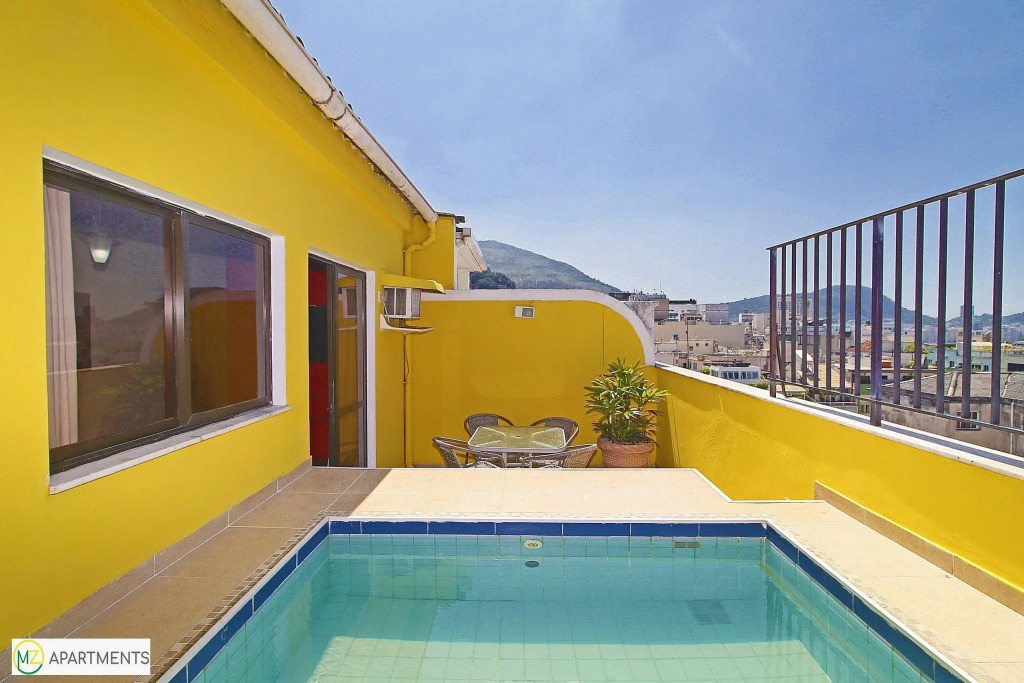 Linda Cobertura duplex com varanda e piscina e proximo da praia de Copacabana!