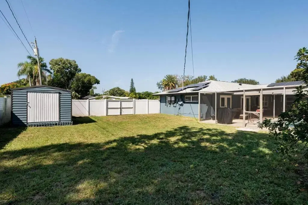 Elegant Heated Pool Home 12 minutes to the beaches of Anna Maria Island and IMG Academy