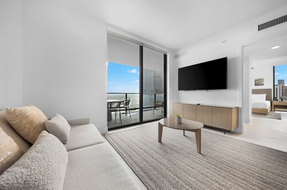 Upscale 3-BD Condo in DTW Miami