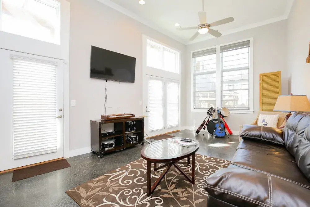 4BR/3BA Music Row House B by RedAwning