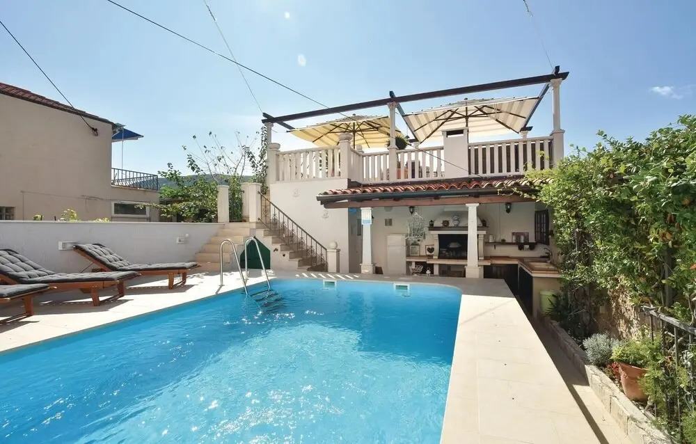 Nice Home in Jelsa With Wifi and 3 Bedrooms