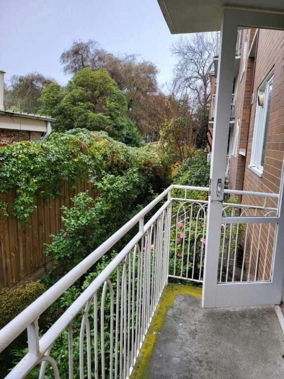 Homely 1 Bedroom Retreat in South Yarra With Balcony