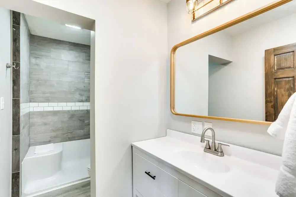 Golf, Shop, Tour & More: Oakland City Apartment