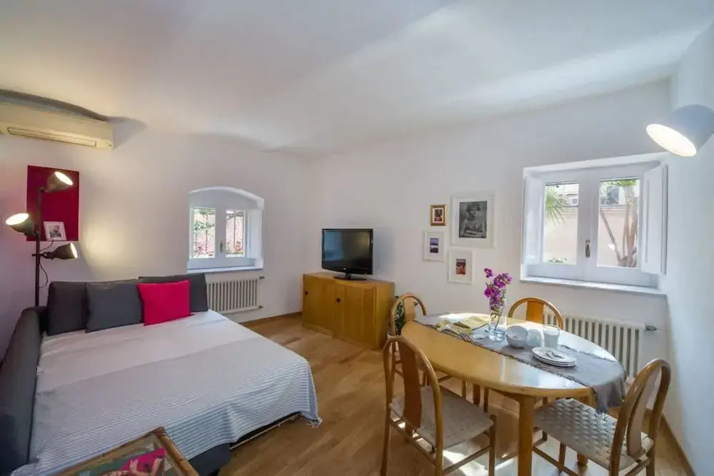 Gorgeous Newly Renovated Flat Near Colosseum!