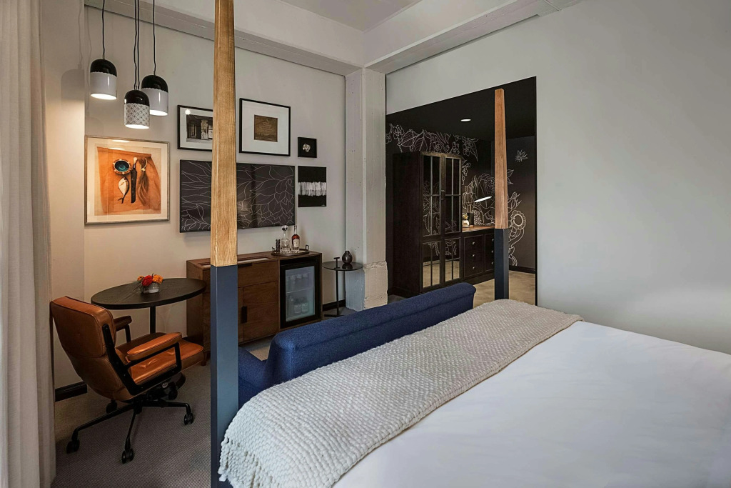 Crossroads Hotel