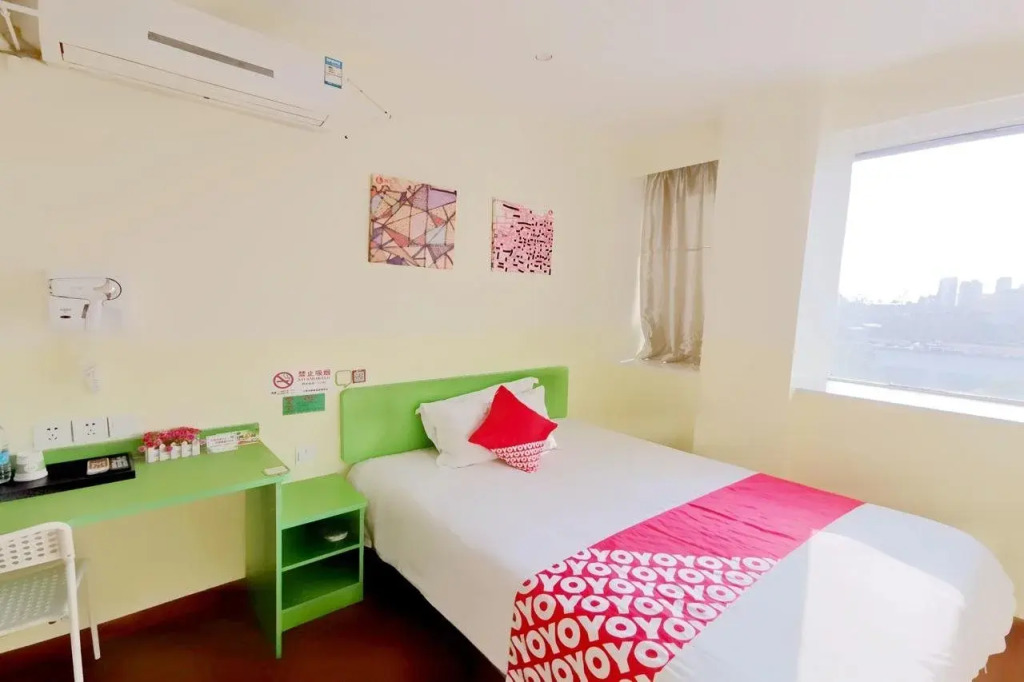 Shanghai Haiyou Hotel (Fengxian Huancheng East Road Subway Station)