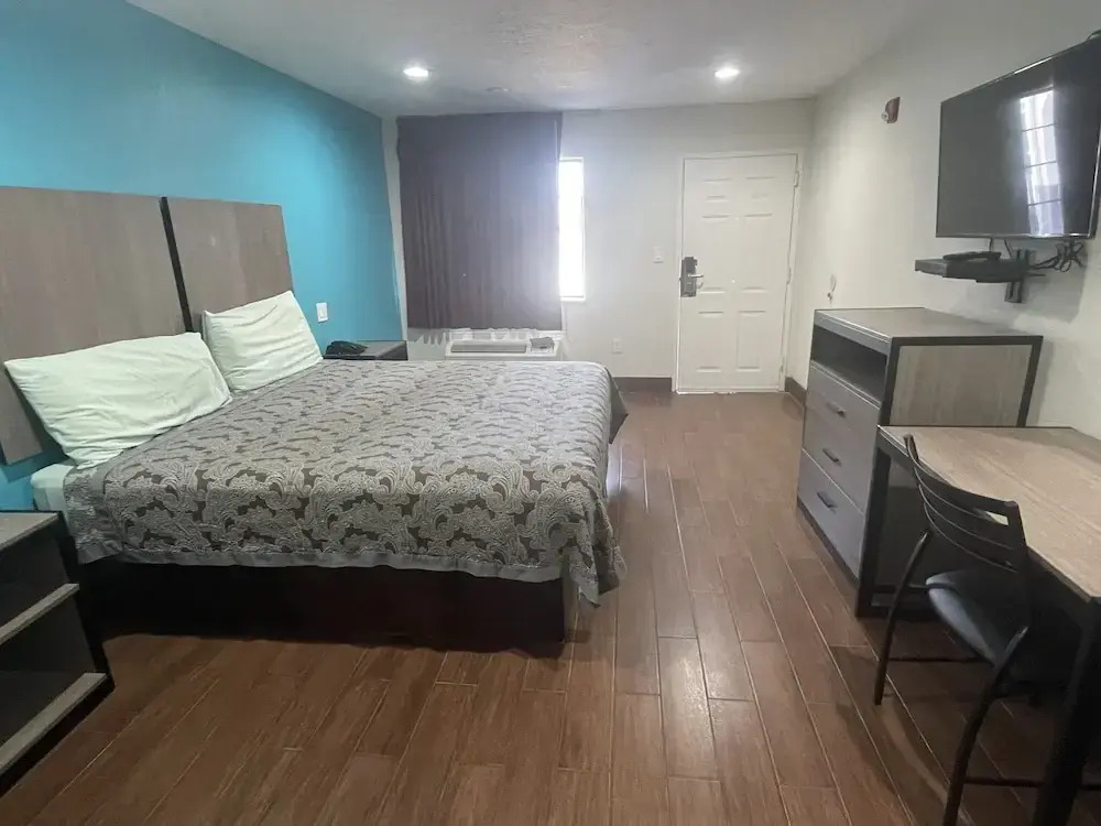 Moonlight Inn & Suites