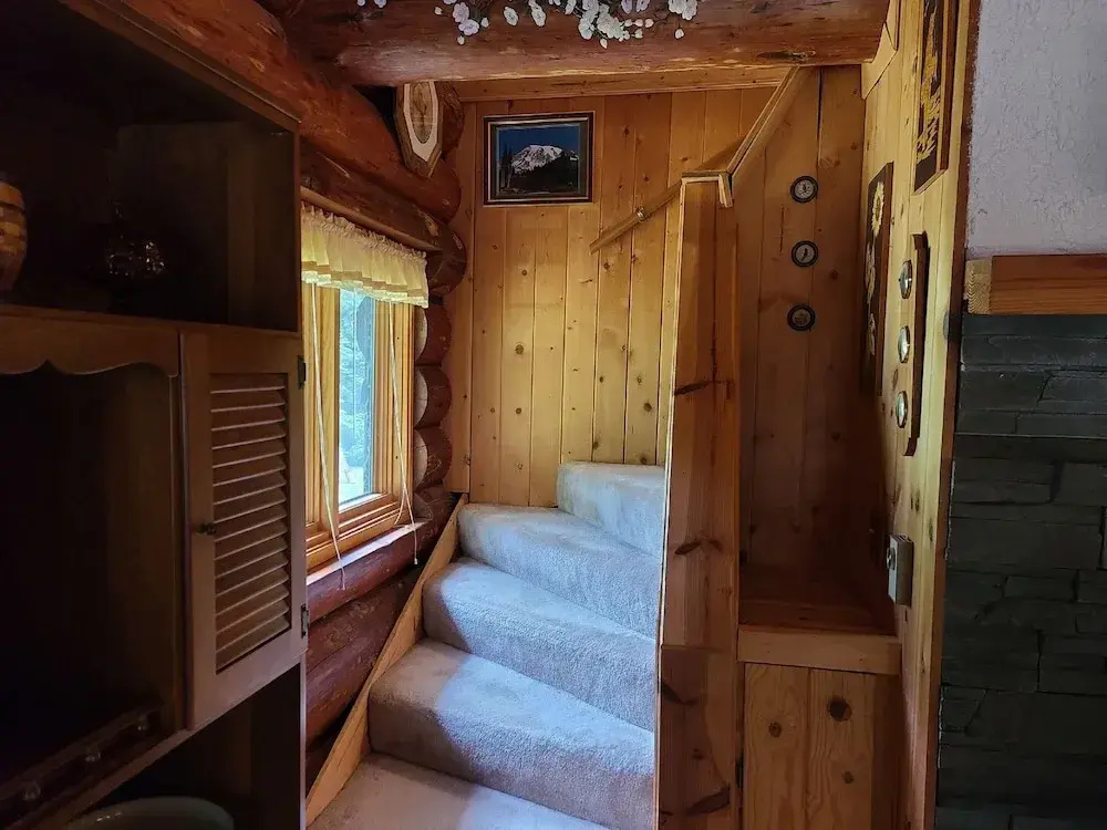 Two Bedroom Real Log Cabin With Wifi and EV Char ger