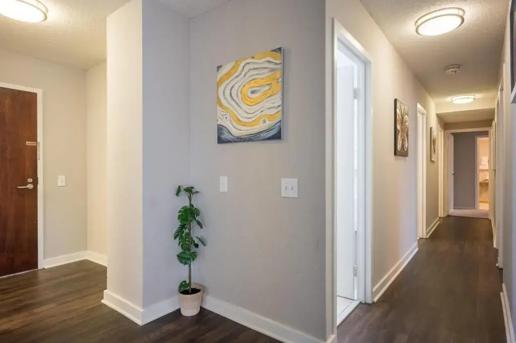 3BR 2BA Captivating Penthouse with Views Pool & Gym