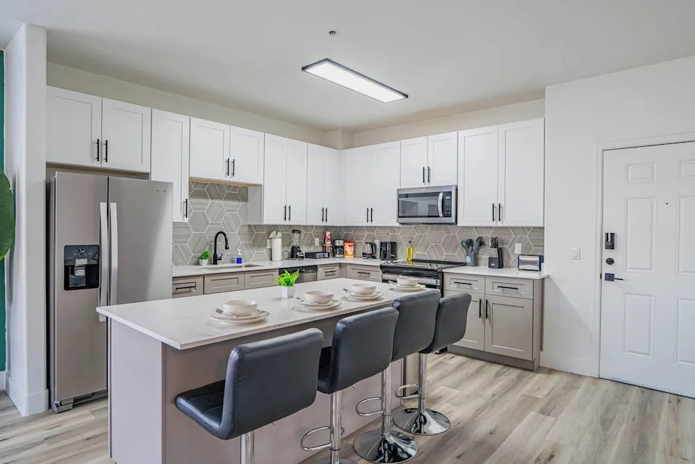 Chic Stay Near Westgate Pool, Gym, Parking & W/D