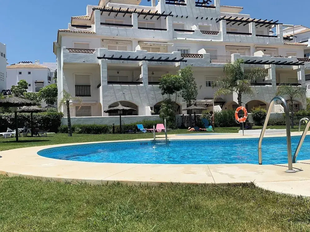2 Bed-sleeps 4-private Patio-pool-aircon