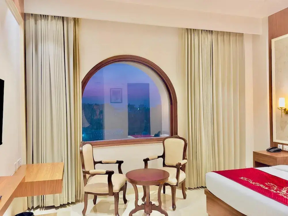 Hotel Sukh Farm 5-minute drive to Banasar Bagh