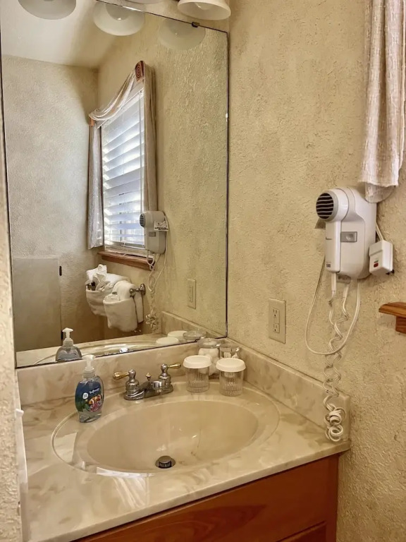 C13 - Forest View two bedroom, two bath Harbor North luxury loft cottage with private hot tub o Lake on Ouachita