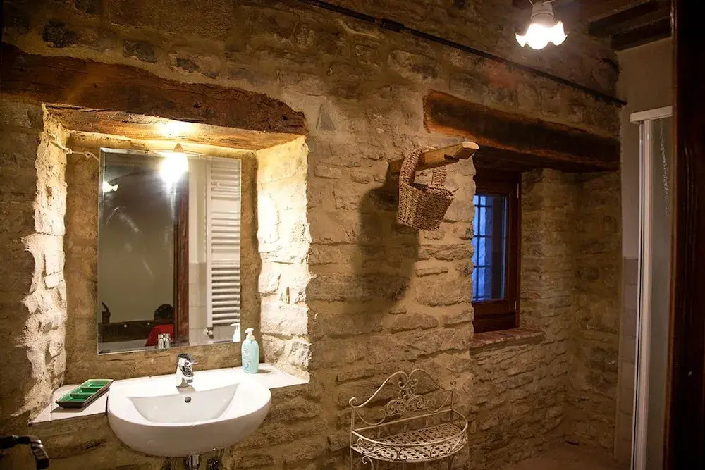 Casale Belvedere con piscina nel bosco