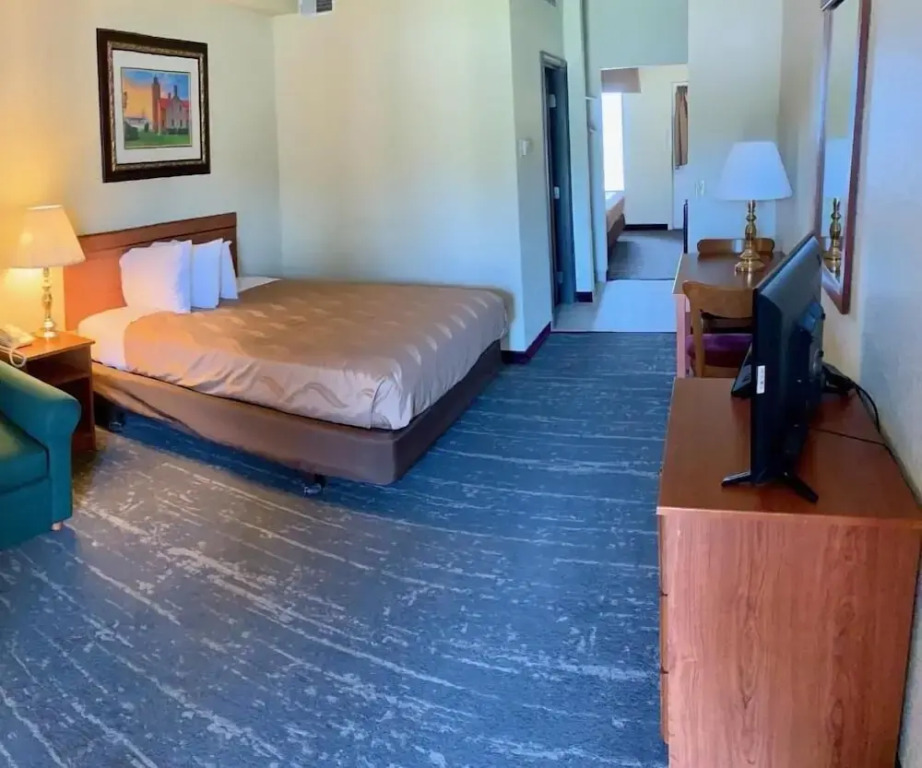 Mackinaw Beach and Bay Inn & Suites