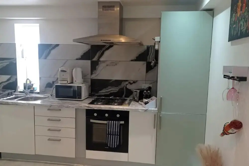 Apartment - Sleeps 4 - Parking - Wifi