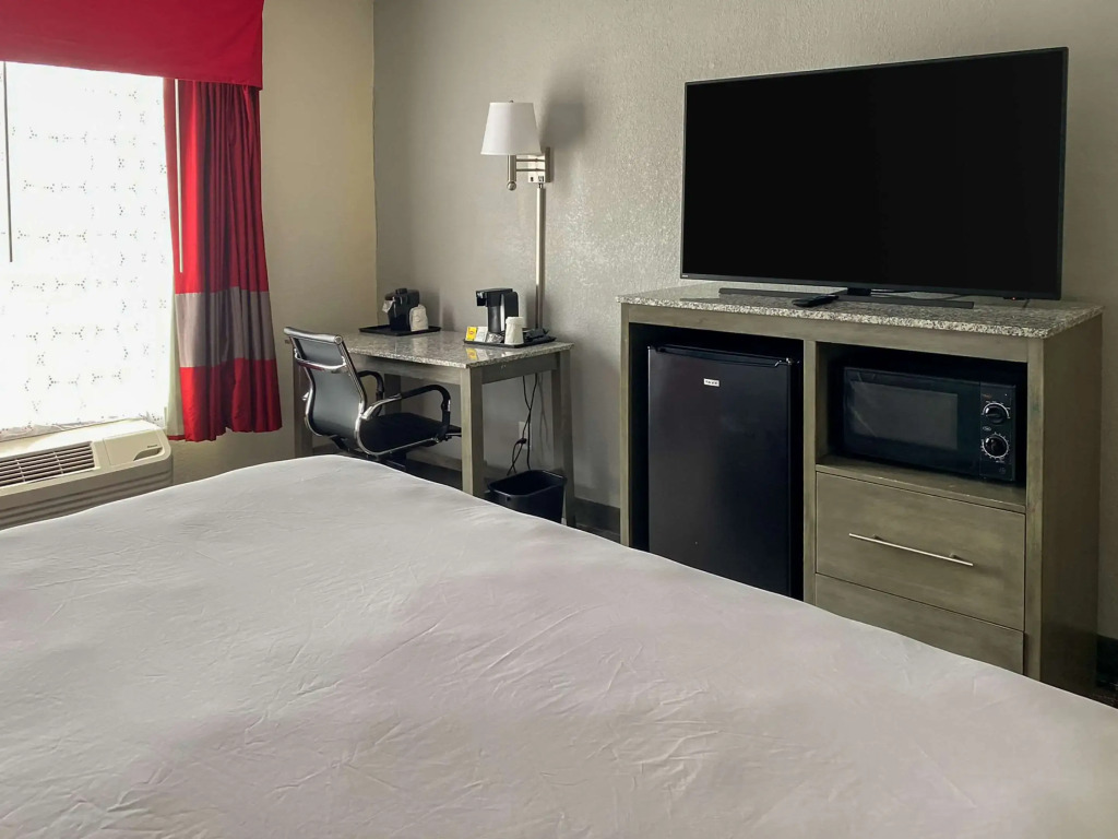 Clarion Pointe - Greensboro Coliseum Area