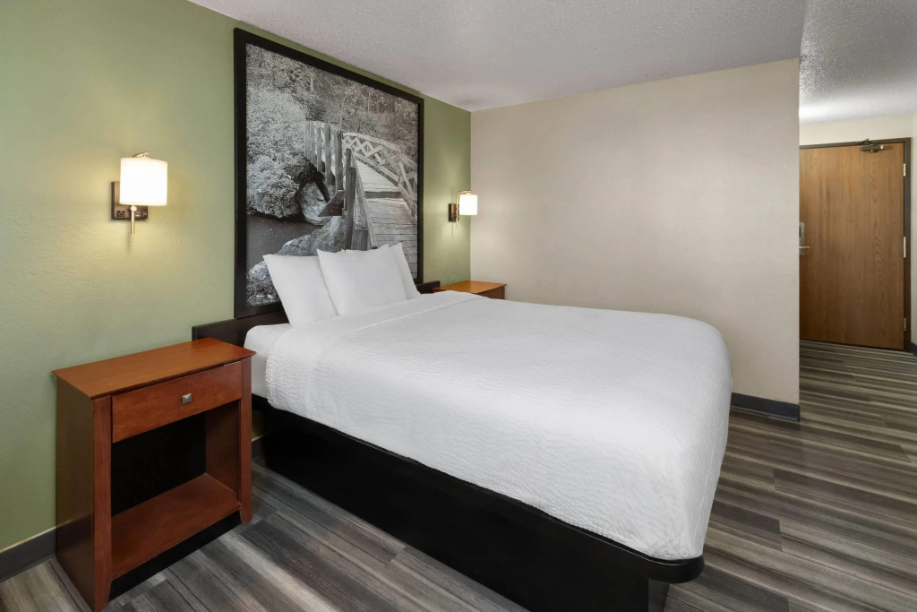 Super 8 by Wyndham Winona MN