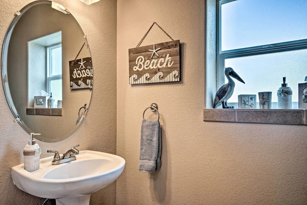 Gold Beach Townhome With Ocean Views & Sunroom!