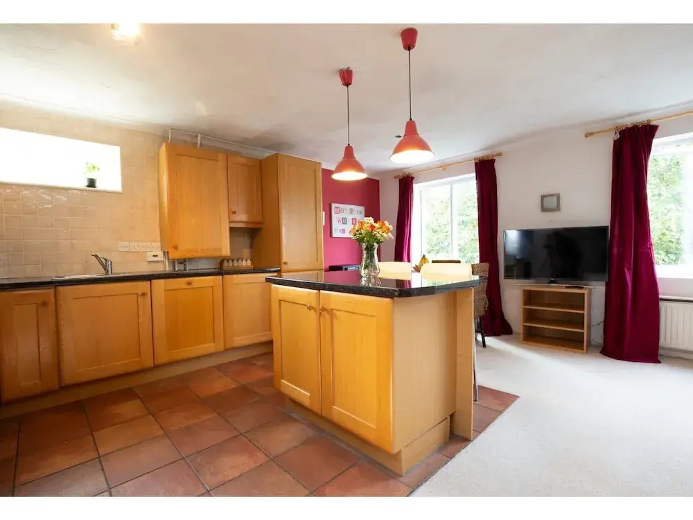 Sunny Summertown Apartment for 3 With Parking