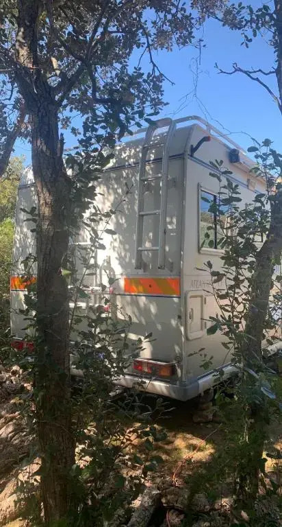Camping car fixe dans la campagne