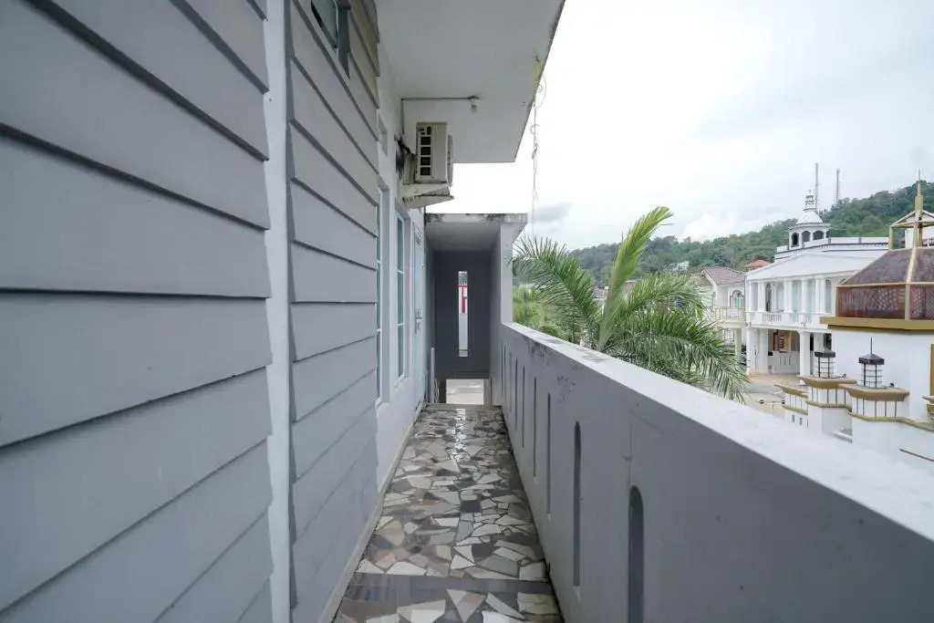 RedDoorz Syariah near RS Awal Bros Batam