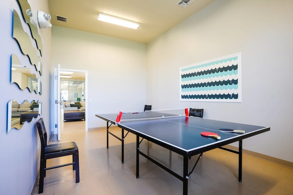 Stunning House With Lanai, Pool, Ping-pong, Full Kitchen, & Wifi