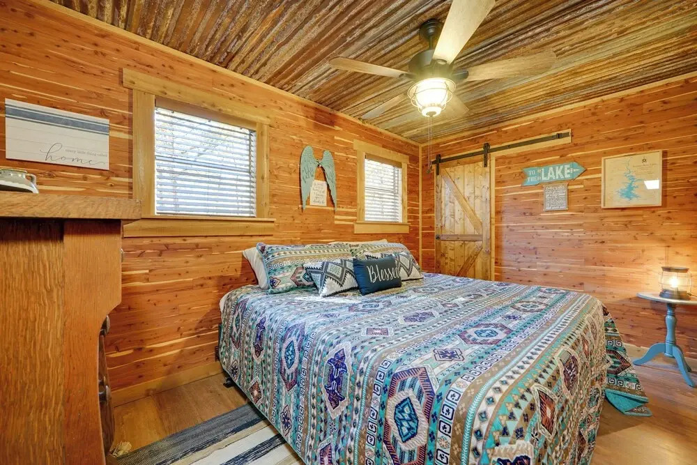 Private Hot Tub & Deck! Cabin Near Broken Bow Lake