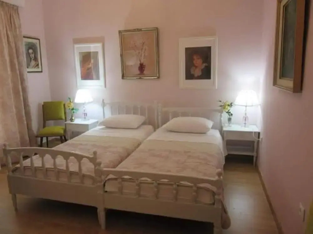 Marion-Athenian Style Apartment