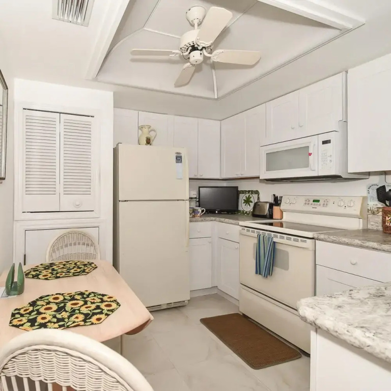 Quiet Beachside Veranda Within Seconds to the Beach Pool Sv173