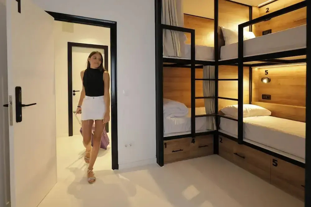 BLACK AND WHITE Hostel Palamós
