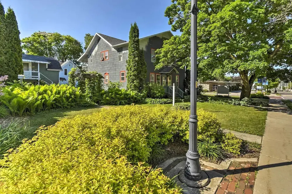 Walk to Dtwn Shops & Eats: Sturgeon Bay Retreat