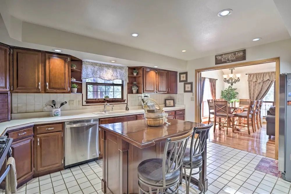 Expansive Mountain Retreat w/ Views of Pikes Peak!