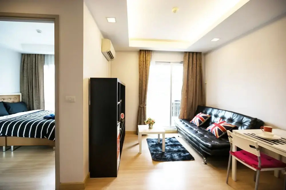 Cozy Thonglor by Pat