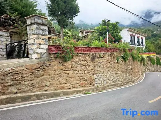 Heisha Zangmi Homestay (Zhonglu Tibetan Village)
