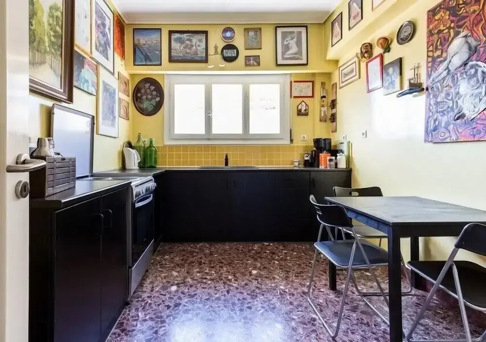 Central apartment with 5 bedrooms near the metro