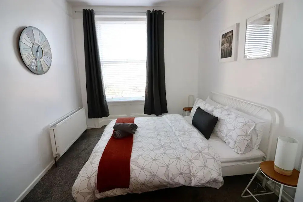 Large 2 Bedroom Apartment Near Cathedral