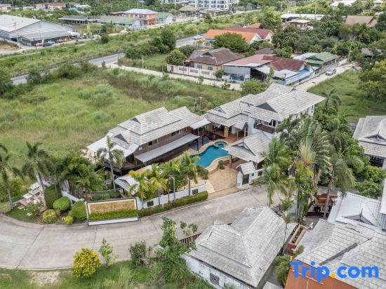 Villa Nautica Pattaya - 4 BR Luxury Pool Villa With Unique Yacht-house