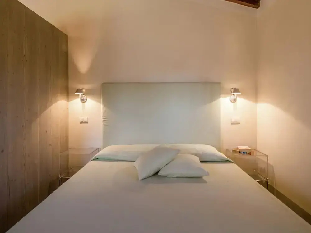 Villa with Spacious Garden, Swimming Pool, Hot Tub, Tennis Court near Cortona