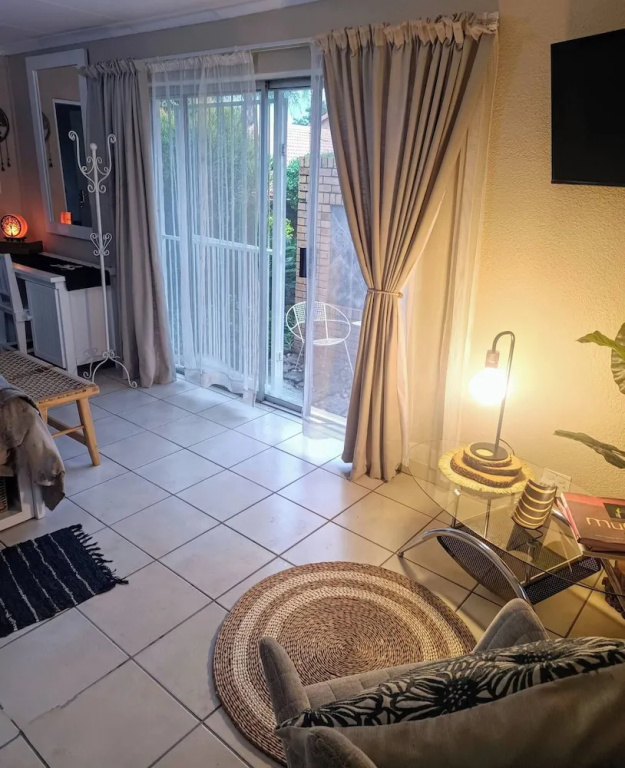 Private Cottage, Sleeps 2, Perfect for Work & Play