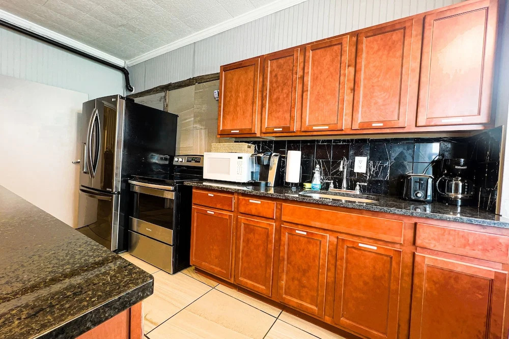 THE 1023 With Private Yard & Parking, Near Falls & Casino by Niagara Hospitality