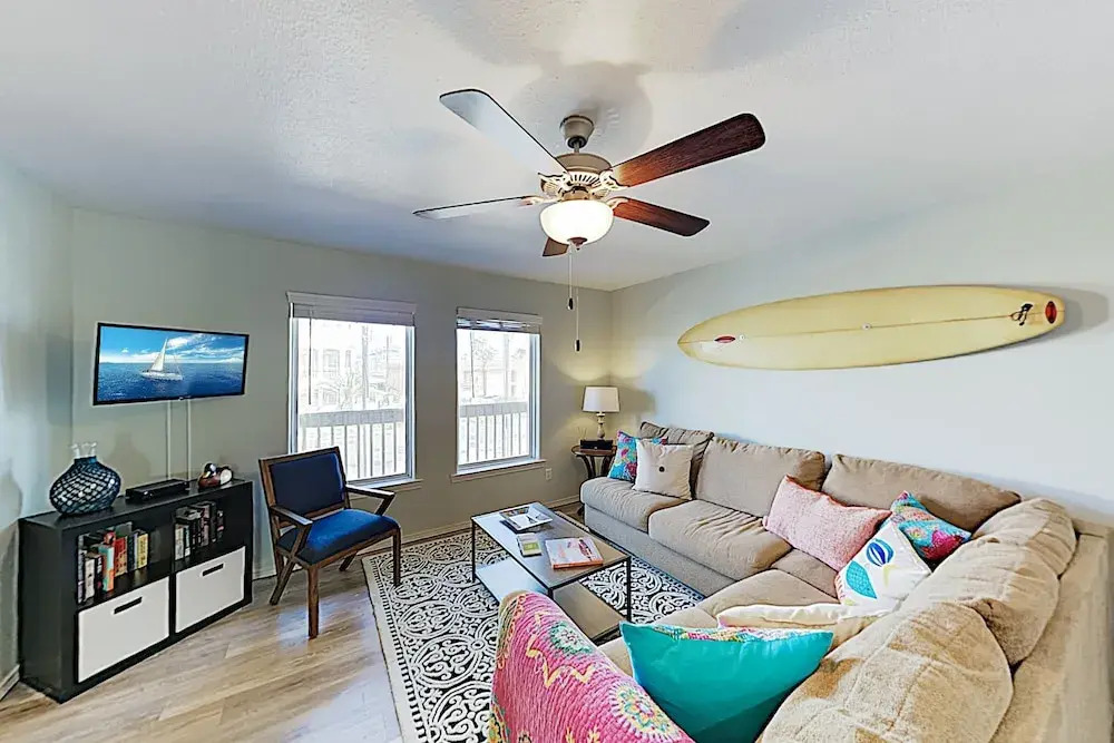 New Listing! Updated : Pool, 1 Block To Beach 2 Bedroom Condo
