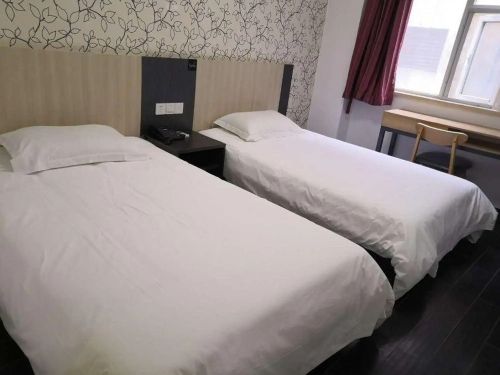 Red House Hotel (Shanghai Red House Hospital Lujiabang Road Subway Station Branch)
